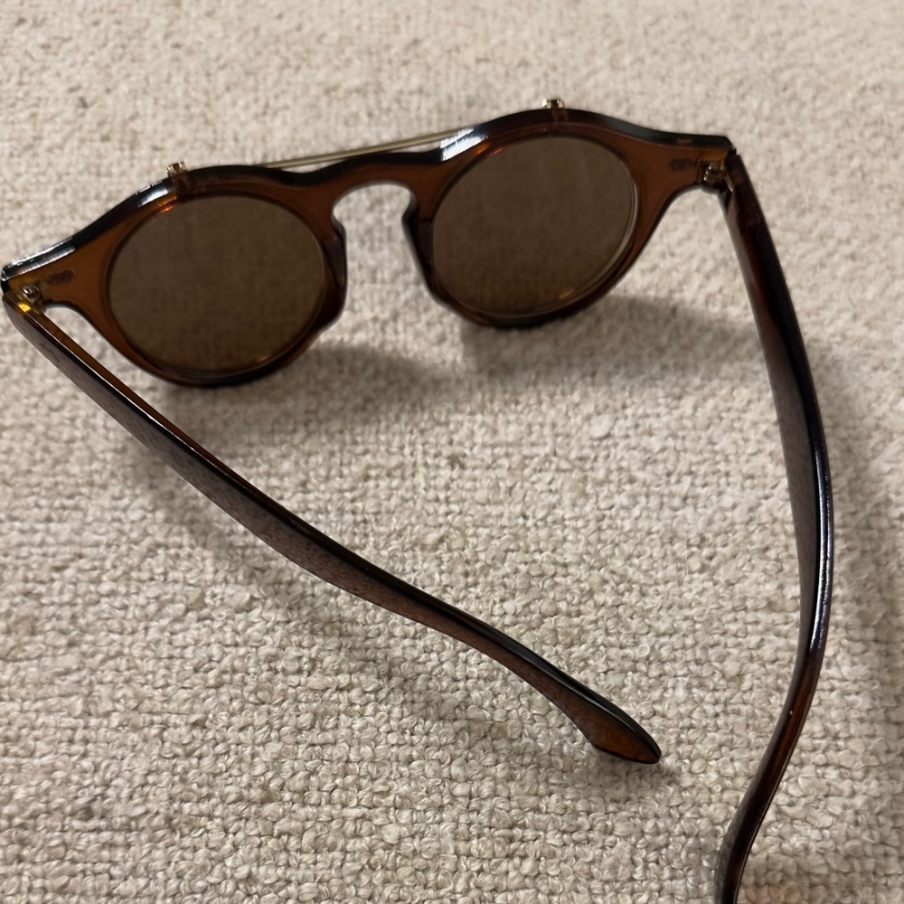 UNISEX Stylish Round Sunglasses with Gold Accents - Picture 9 of 11